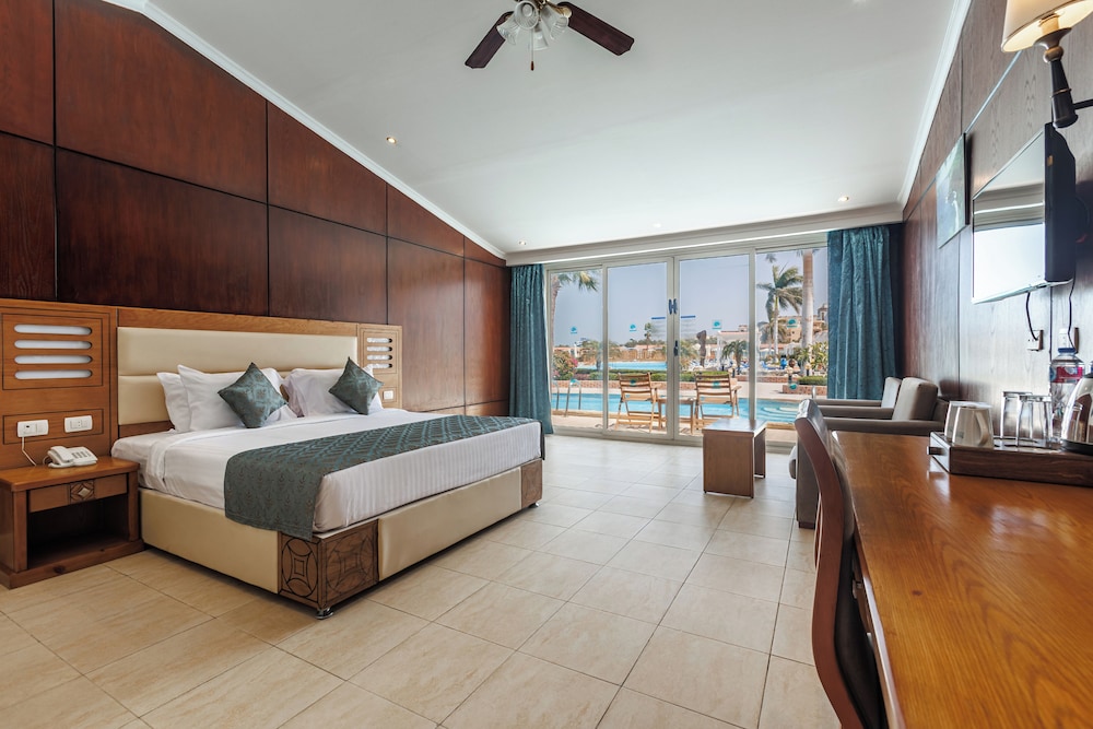 Swim-Up Room