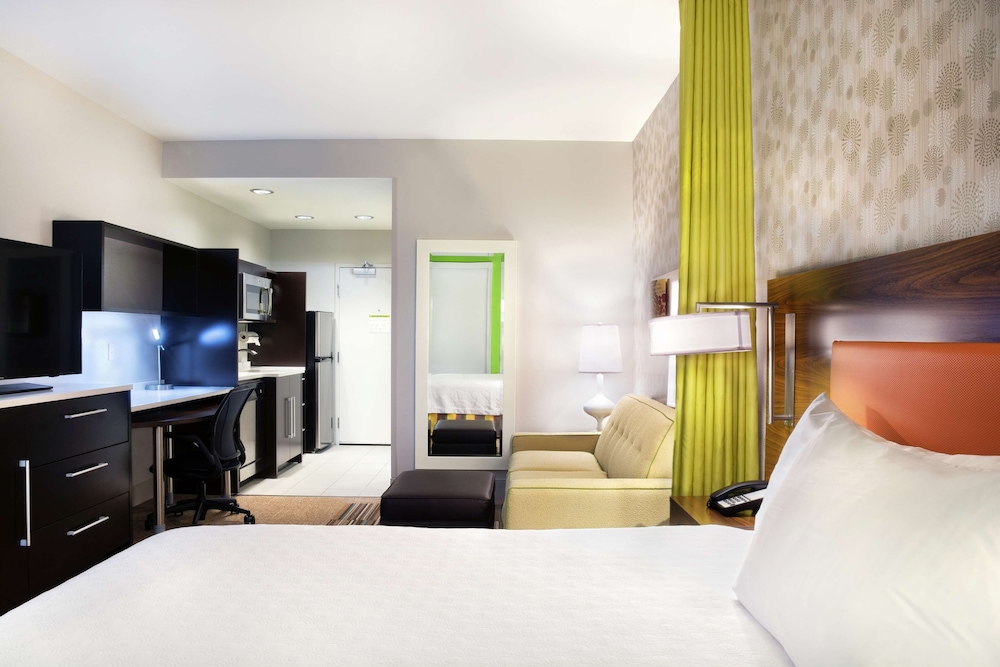 Studio, 1 King Bed, Accessible, Bathtub photo 3