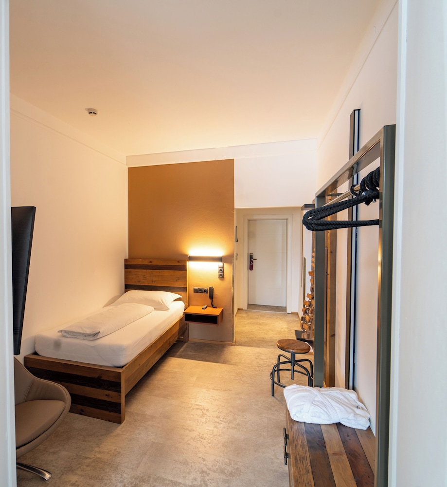 Standard Single Room - Photo 8