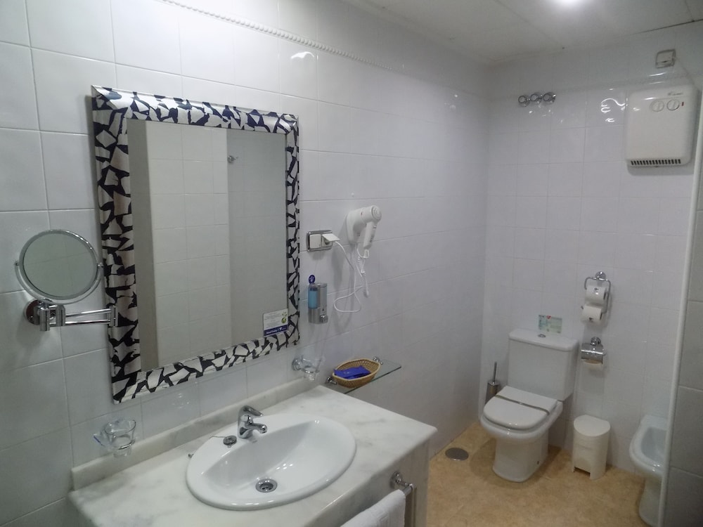 Standard Double Room Single Use - Photo 5