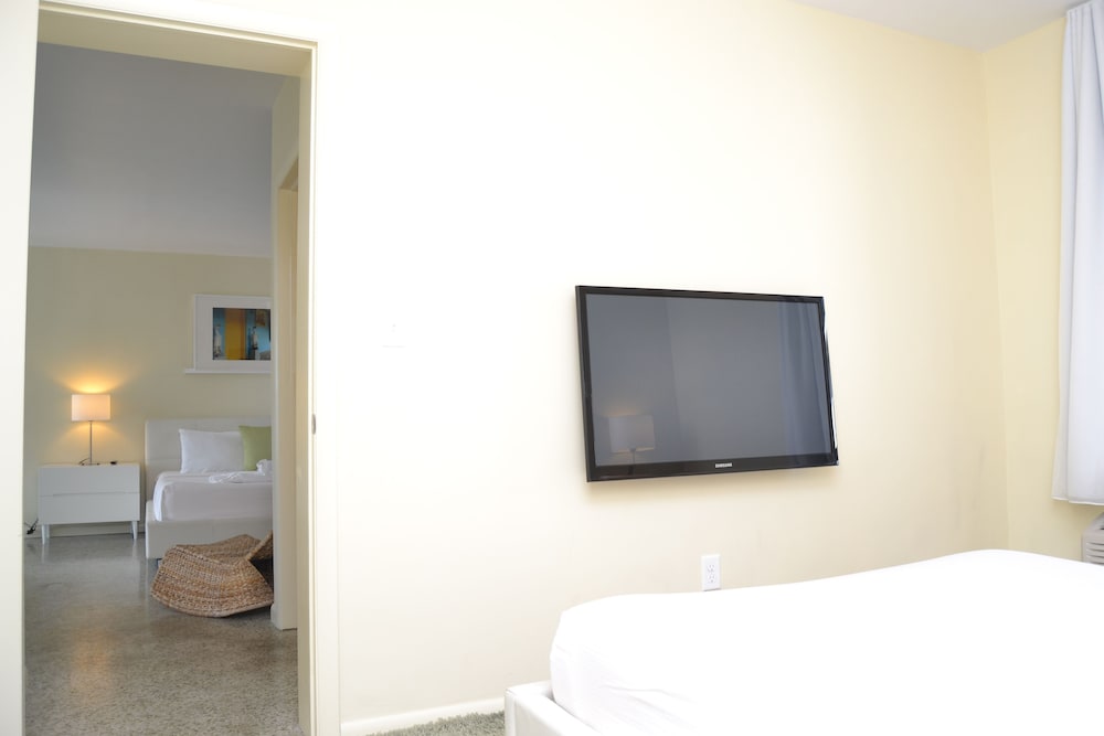 Suite, 2 Bedrooms (1 King and 2 Queen Beds) - Photo 8