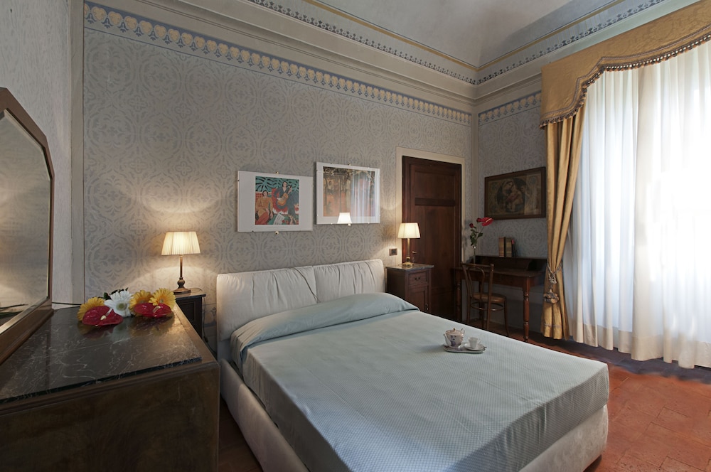 Room, Multiple Beds (Dante)