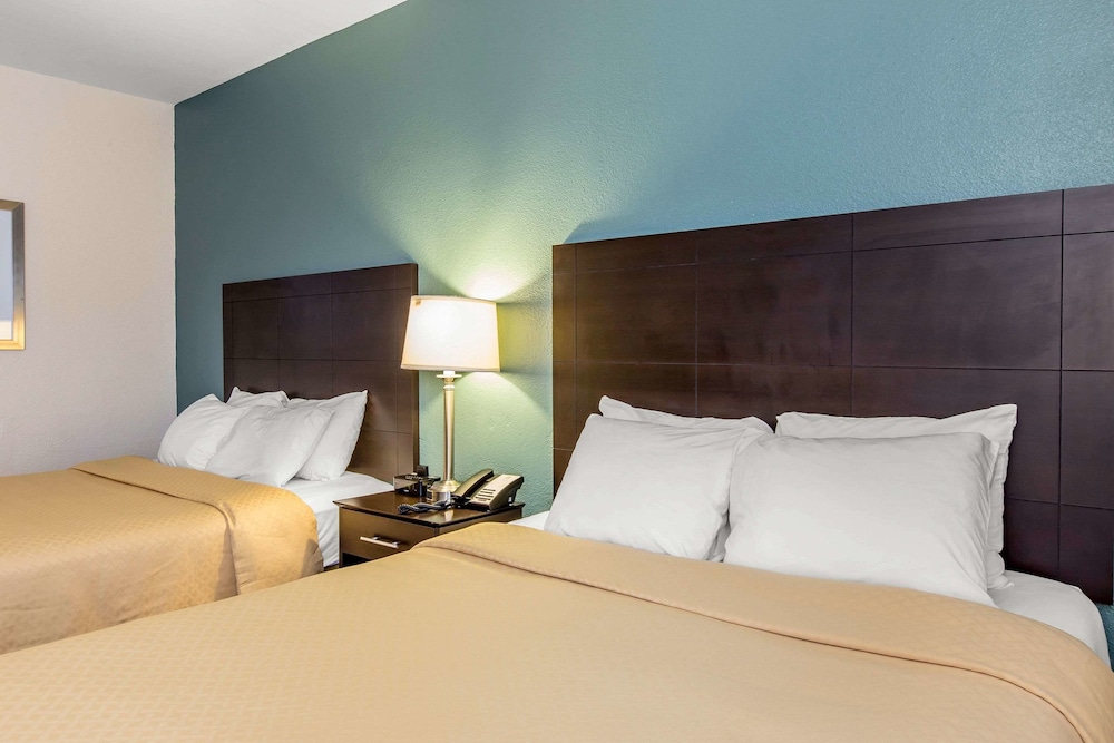 Standard Room, 2 Queen Beds, Non Smoking - Photo 1