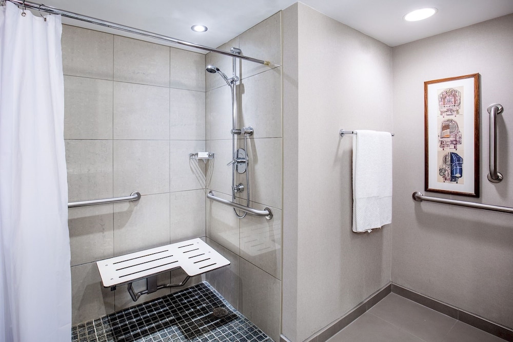 Room, 1 King Bed, Accessible, Corner (Hearing, Roll-in Shower) - Photo 5