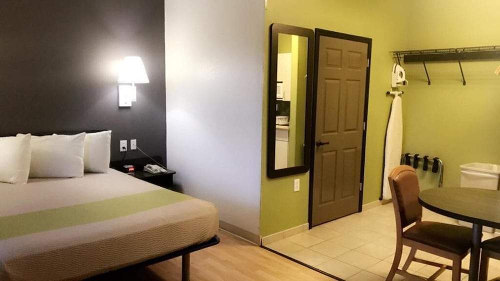 Deluxe Room, 1 King Bed, Non Smoking, Kitchenette photo 3