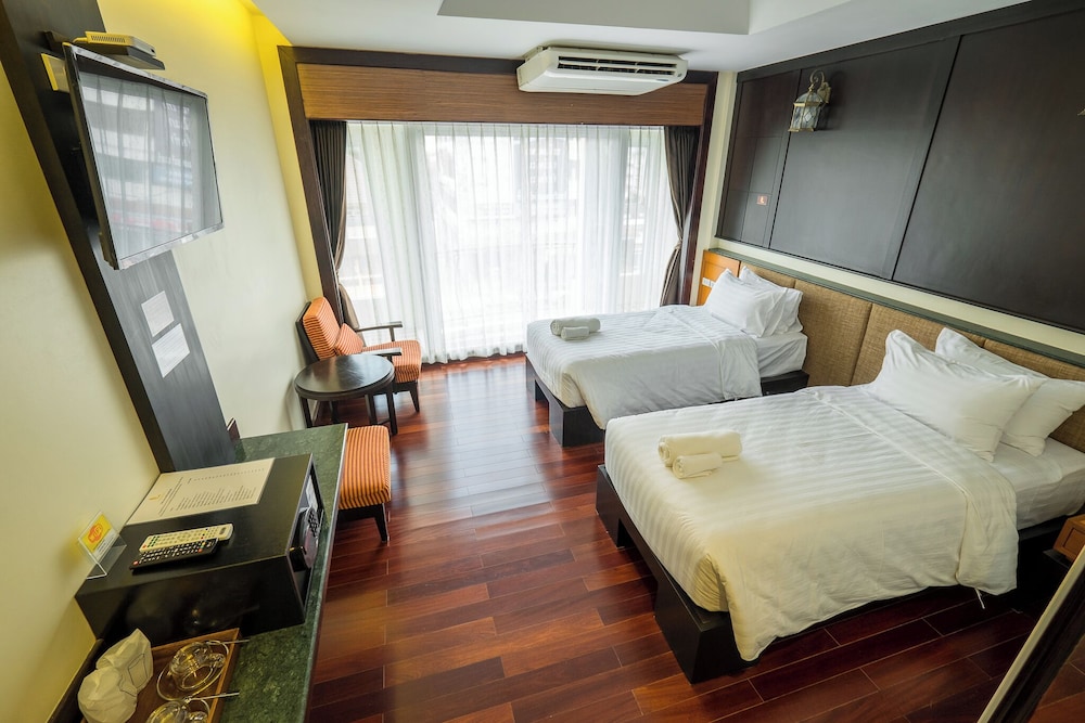 Superior Twin Room, 2 Twin Beds, Patio, Hill View