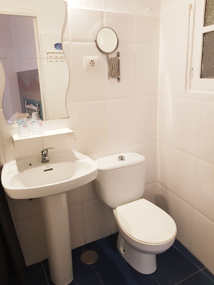 Basic Double or Twin Room - Photo 8