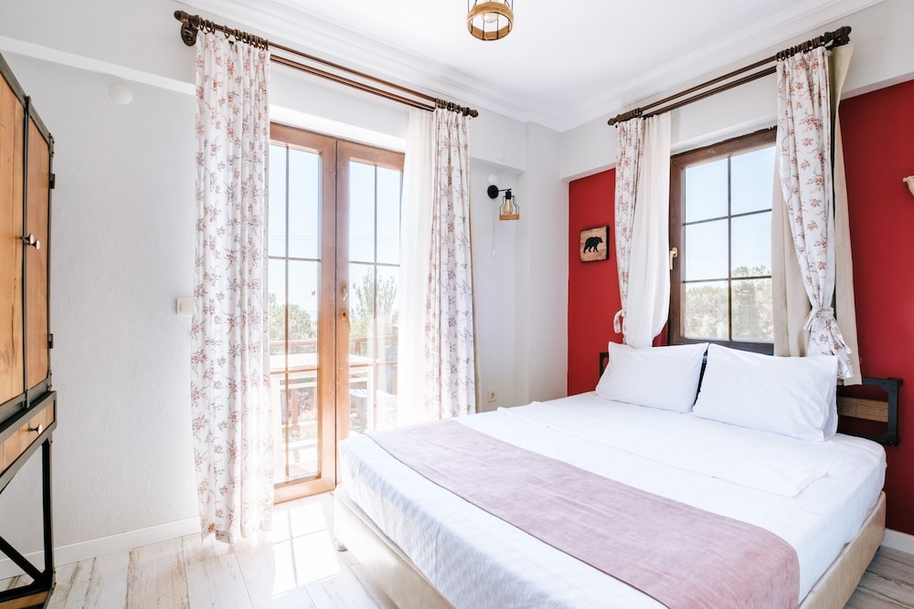 Basic Double Room, 1 Queen Bed, Sea View photo 1