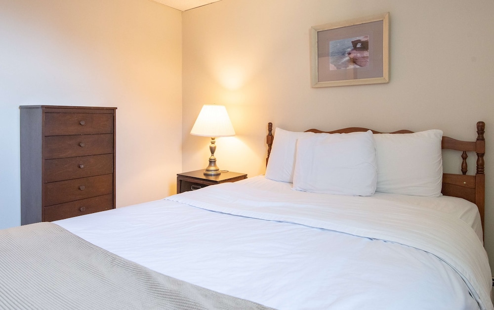 Suite, 2 Queen Beds, Non Smoking, Kitchenette (Main Floor) photo 2
