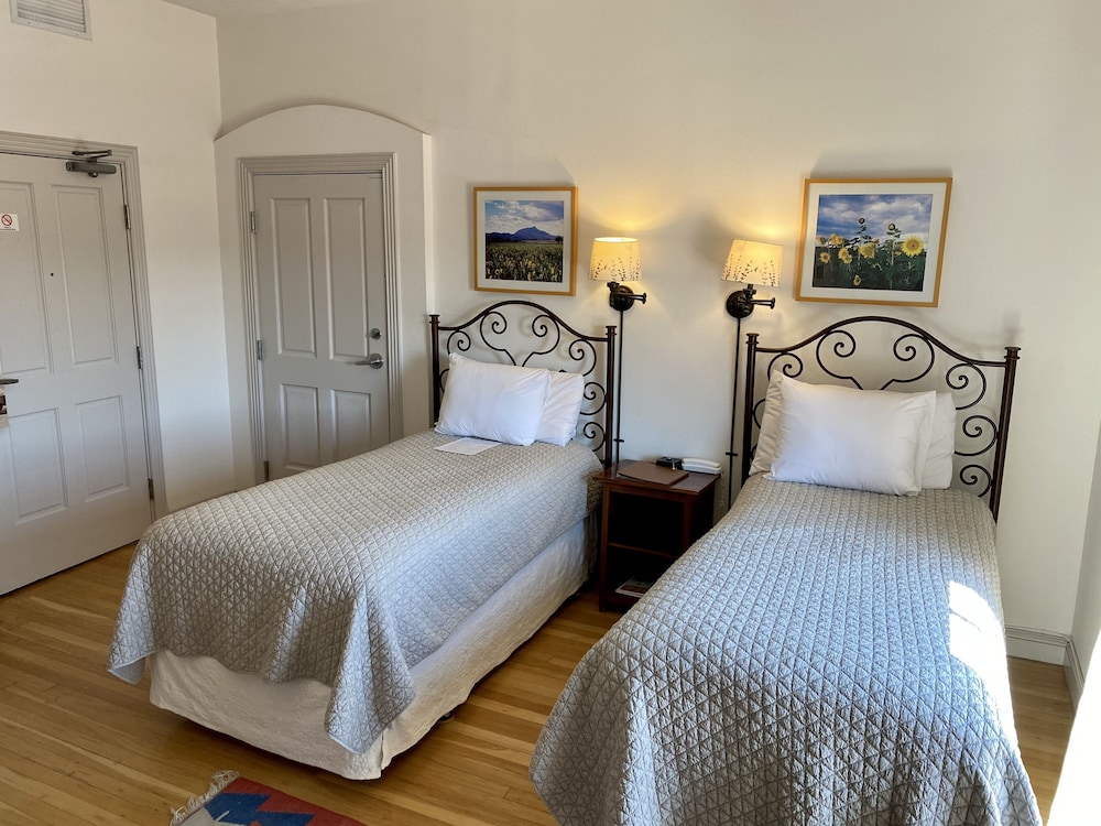 Deluxe Room, 2 Twin Beds, Balcony photo 2