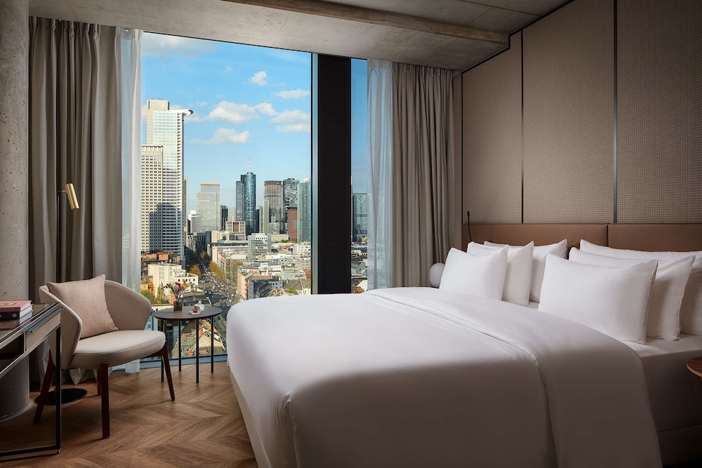 Suite (Skyline View)