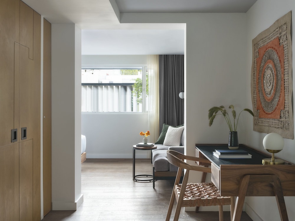 Premium Room, 1 King Bed, Roll-in Shower (Mobility) - Photo 4