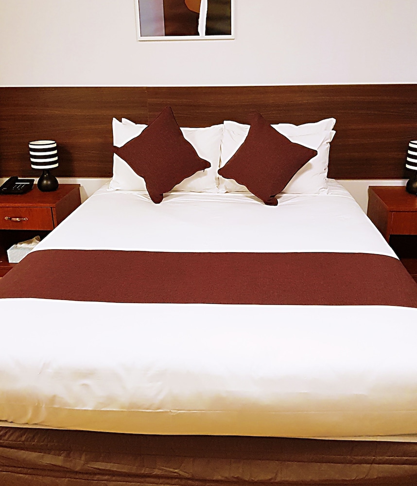 Standard Queen Room With Free Round-Trip Airport Transfer