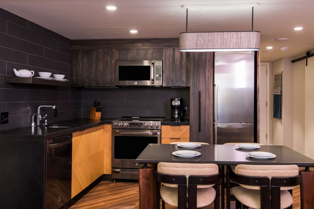 Suite, 1 Bedroom, Accessible, Resort View (2 Doubles, Hearing) thumbnail 5