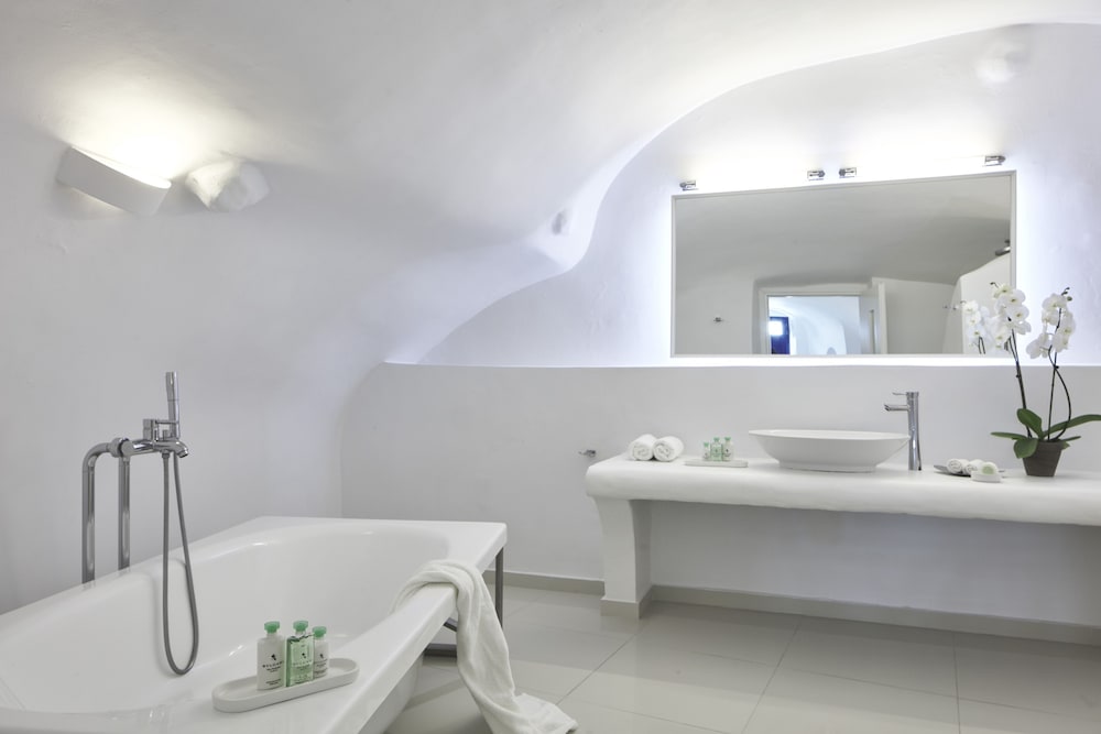 Superior Outdoor Jetted Tub Suite - Photo 2