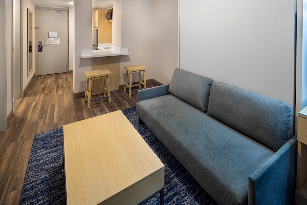 Suite, 1 King Bed, Accessible (Mobility, Accessible Tub) - Photo 5