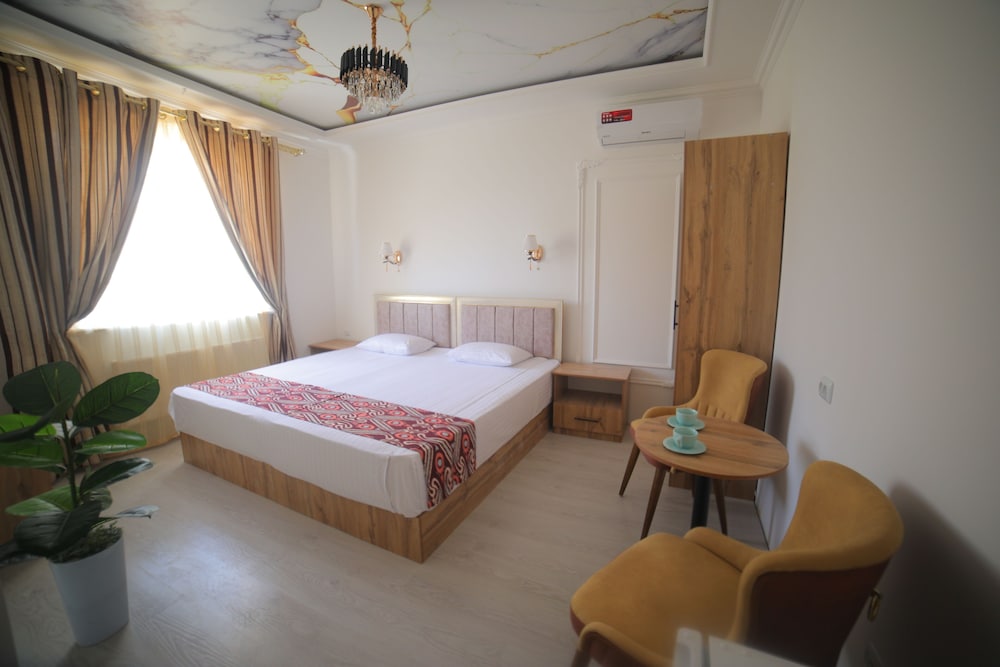 Economy Room, 1 King Bed, City View