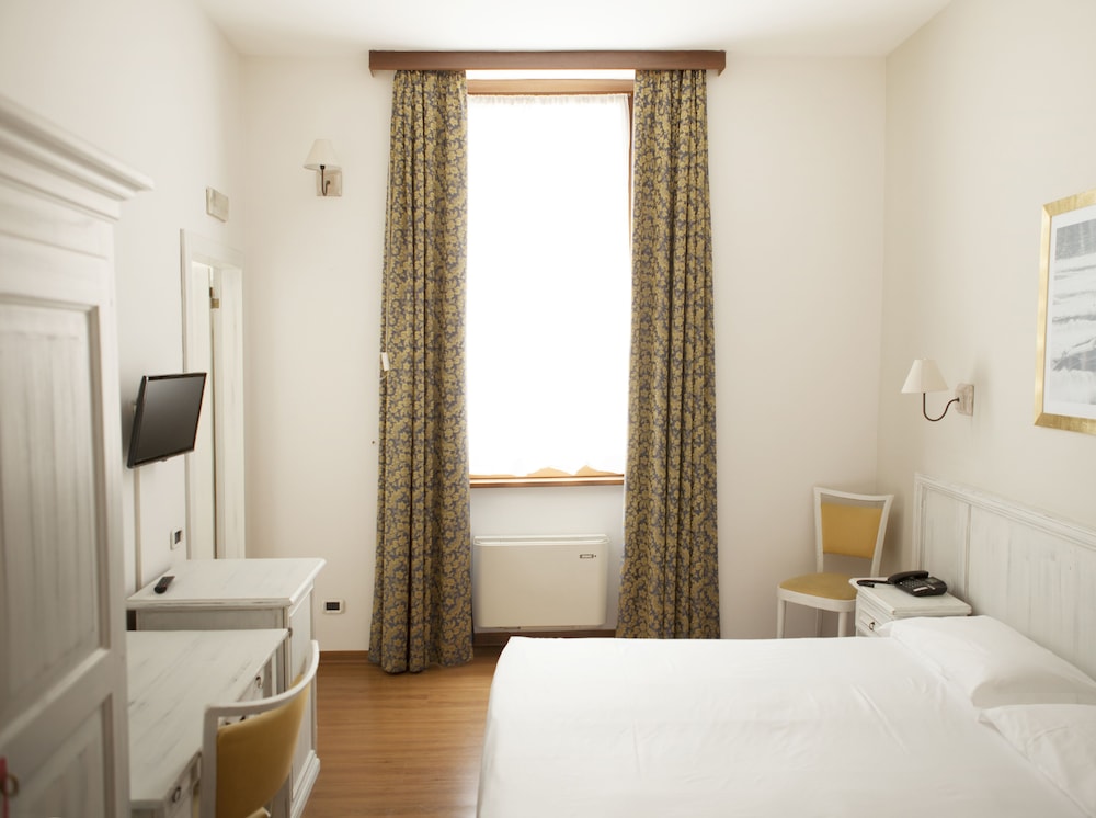 Standard Double or Twin Room, Hill View photo 1