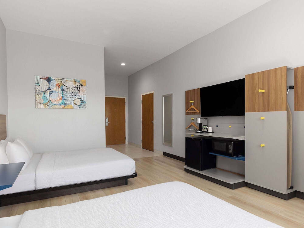 Room, 2 Queen Beds, Accessible, Non Smoking - Photo 2