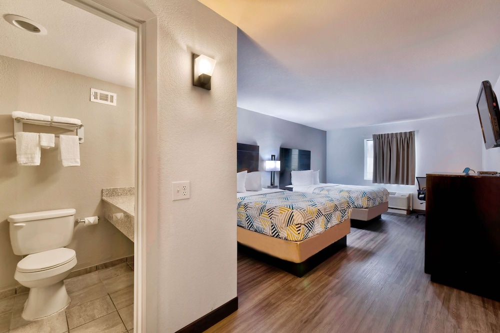 Standard Suite, 2 Queen Beds, Non Smoking photo 1