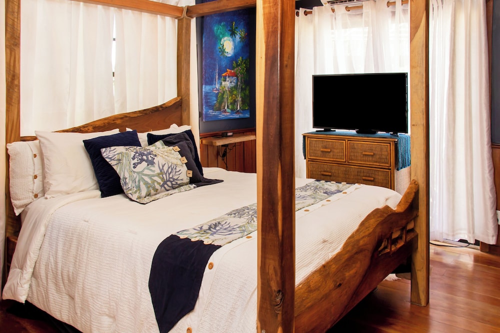 Comfort Single Room, 1 Queen Bed, Sea View, Ground Floor photo 1