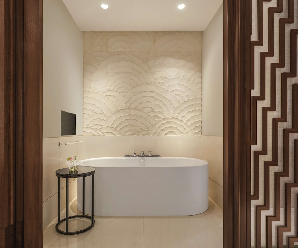 Capitol Suite King Bed