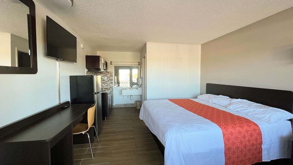Standard Room, 1 King Bed, Non Smoking, Kitchenette
