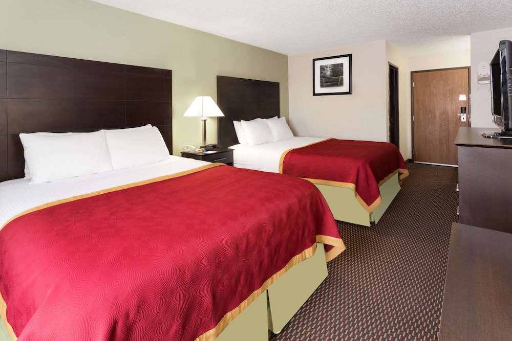 Room, 2 Queen Beds, Non Smoking - Photo 5