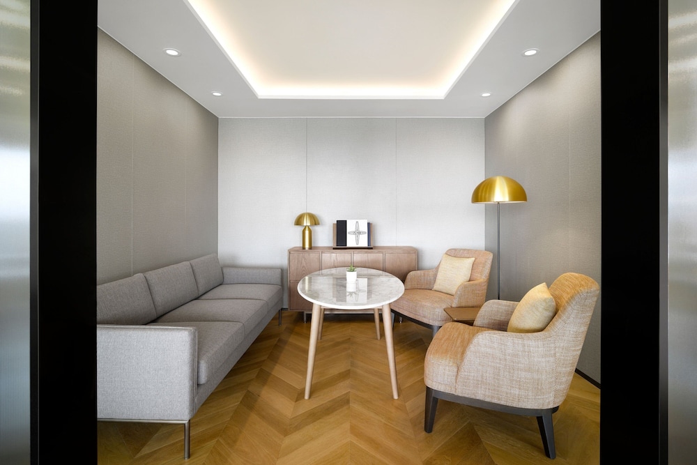 Executive Room, 1 King Bed, Corner - Photo 10