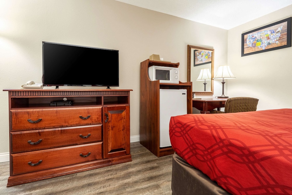 Standard Room, 2 Queen Beds, Non Smoking - Photo 15