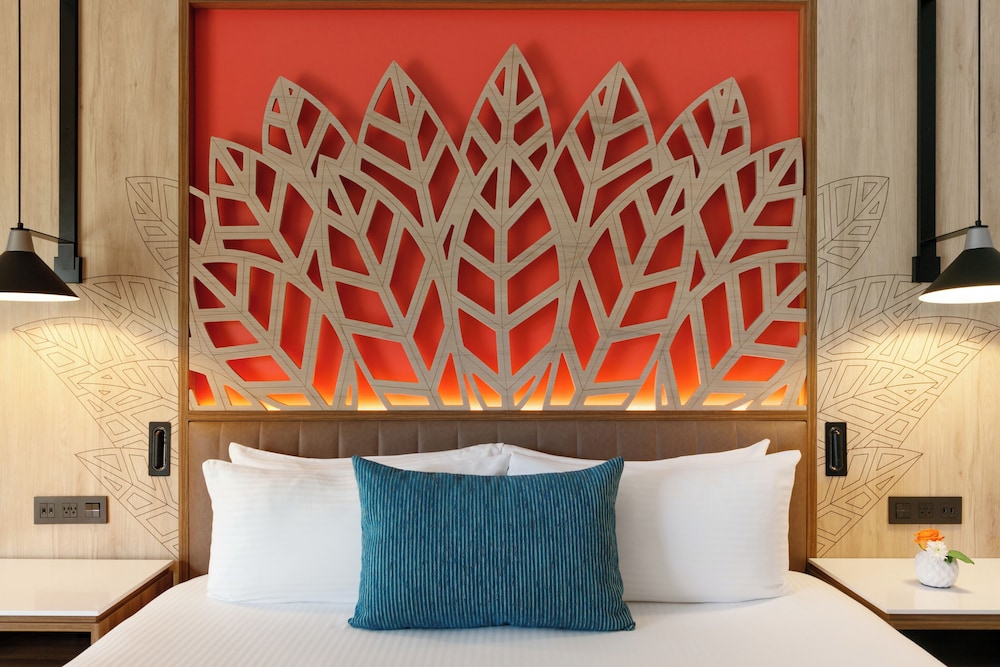 Club Room, 1 King Bed, Garden View (Preferred, Swim-Out) - Photo 2