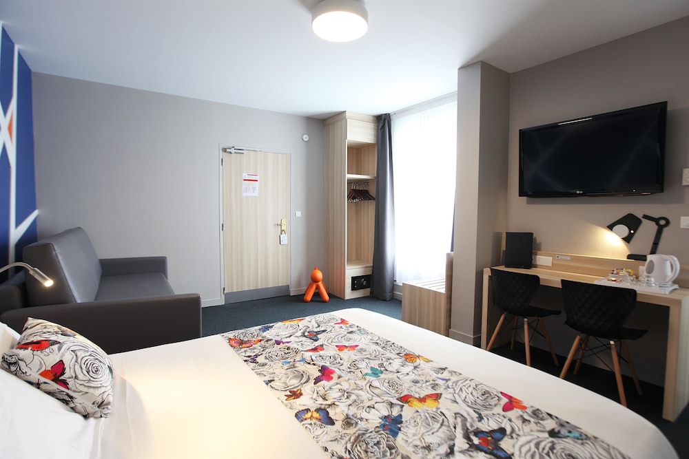 Superior Room, 1 Queen Bed, Non Smoking (with Sofabed) photo 3
