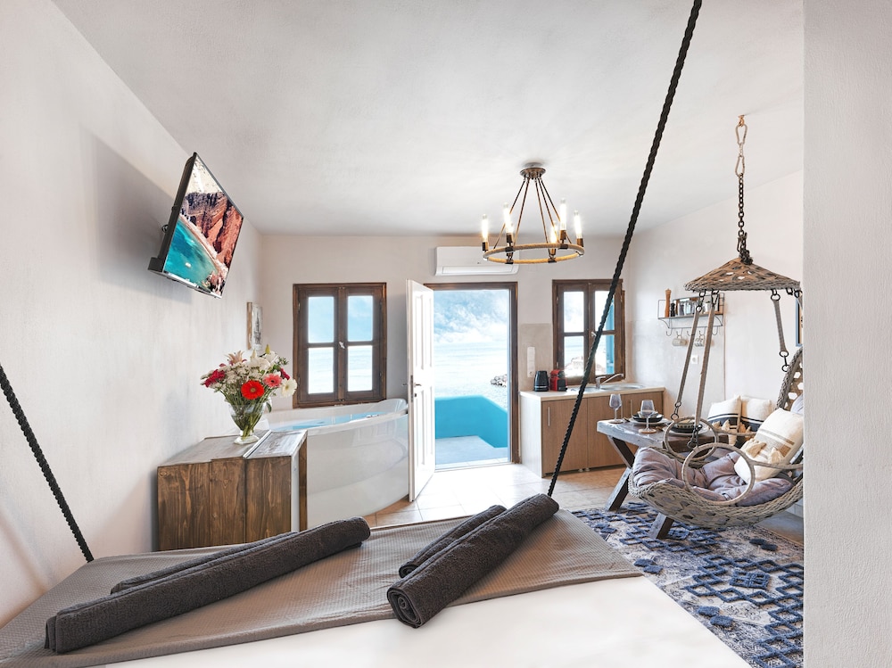 Comfort Studio Suite, 1 King Bed, Hot Tub, Sea View