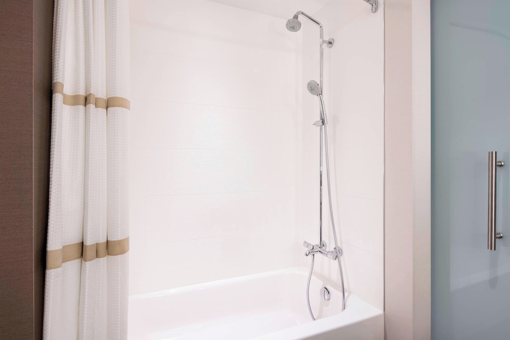 Deluxe Room, 1 King Bed with Sofa bed (Mobility Accessible, Tub)