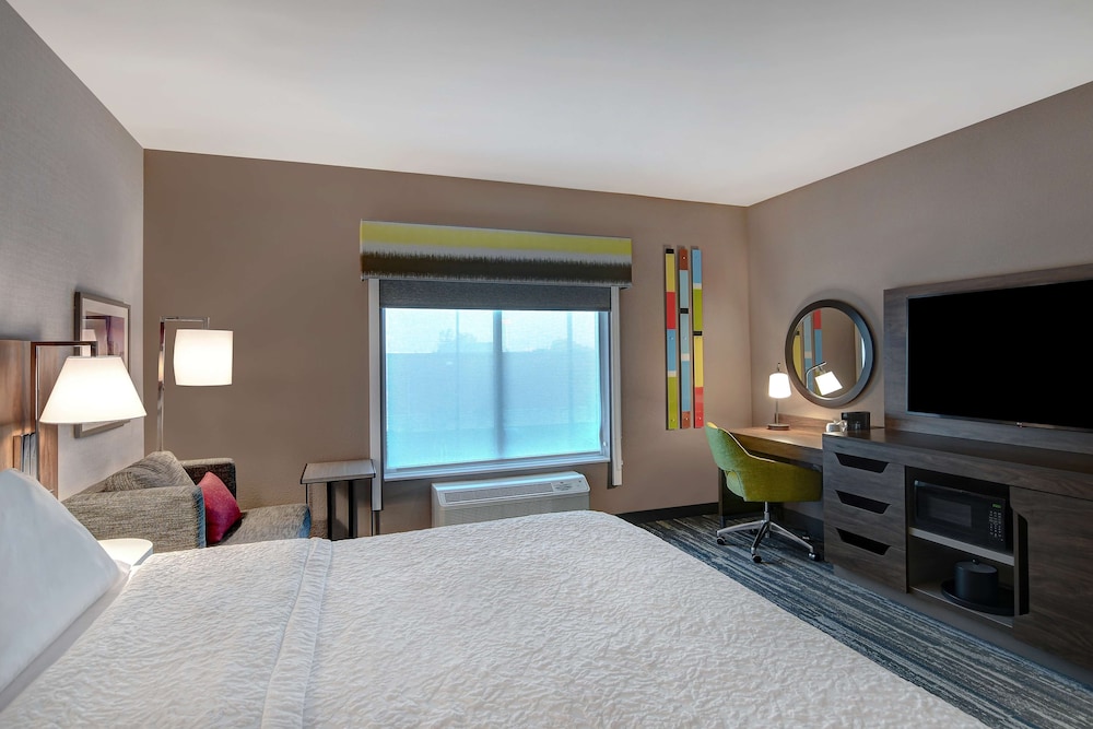 Room, 1 King Bed, Accessible, Refrigerator & Microwave (Bathtub) - Photo 1