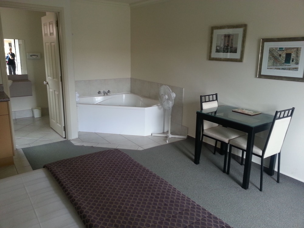 Executive Studio (Spa in main bedroom)