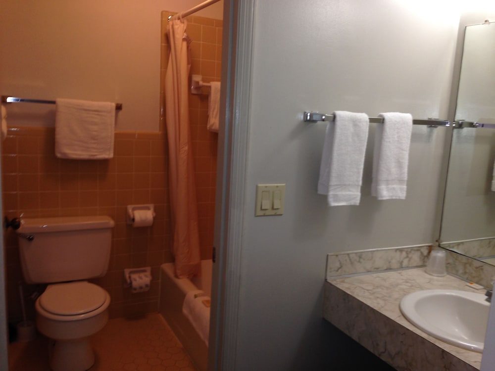Standard Room, 2 Queen Beds photo 3