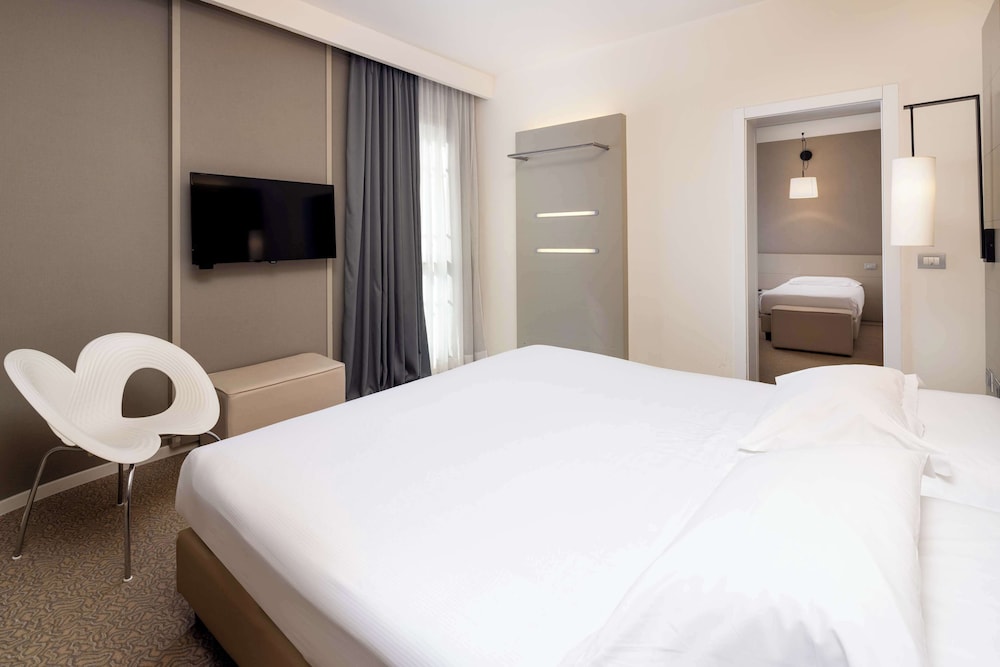 Standard Room, Multiple Beds - Photo 6