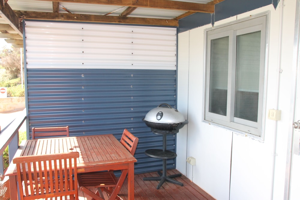 Small Motel Room Complete with Ensuite photo 3