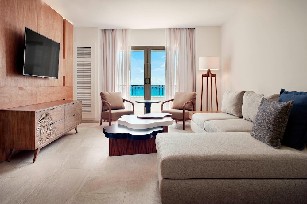 Club Suite, 1 Bedroom, Balcony thumbnail 6