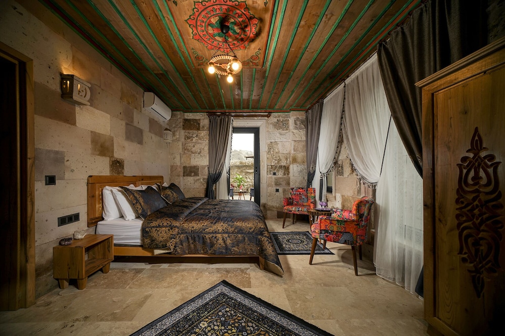 Deluxe Studio Suite, 1 King Bed, Jetted Tub, Garden Area - Photo 1