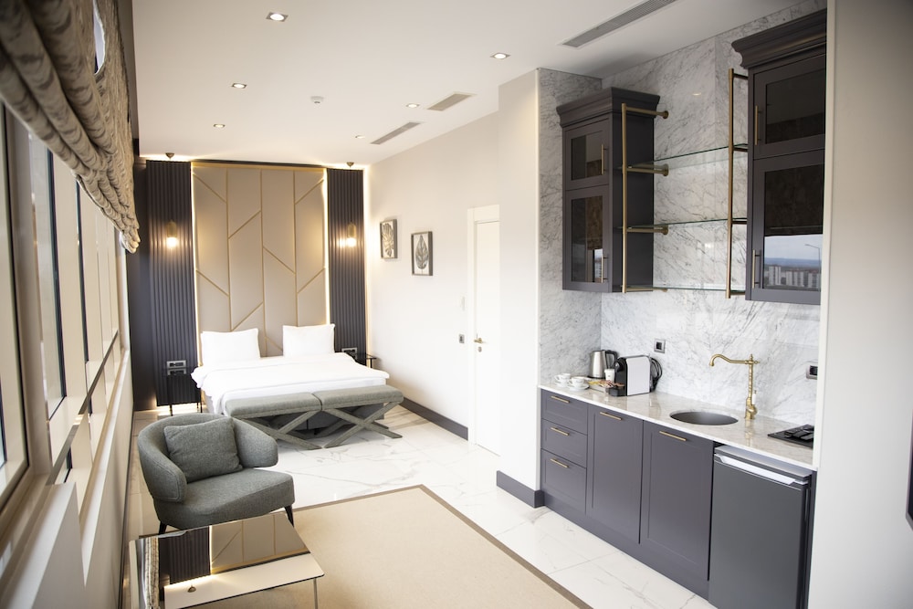 Room, Hill View