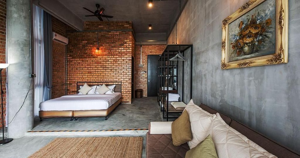 Luxury Room with Balcony - Photo 13