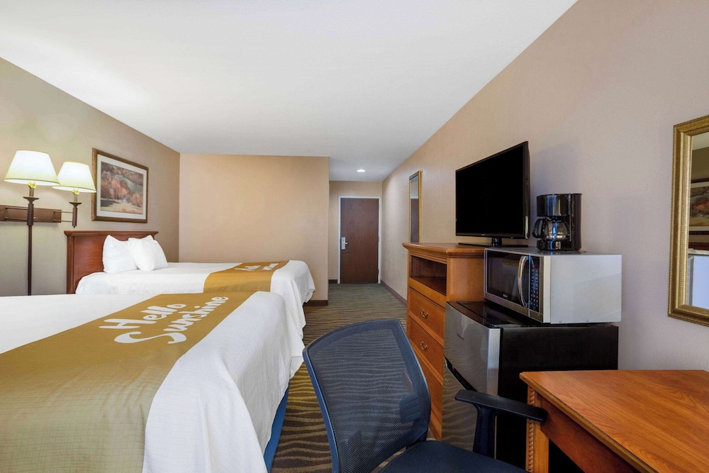 Room, 2 Queen Beds, Accessible, Non Smoking - Photo 1