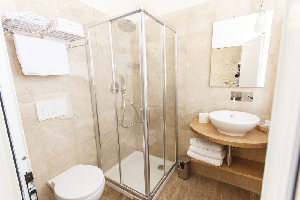 Superior Triple Room, Non Smoking, Ensuite - Photo 7