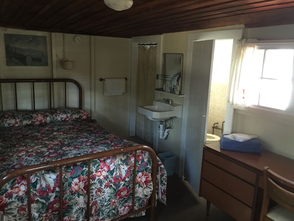 Single Cabin, Full Bed