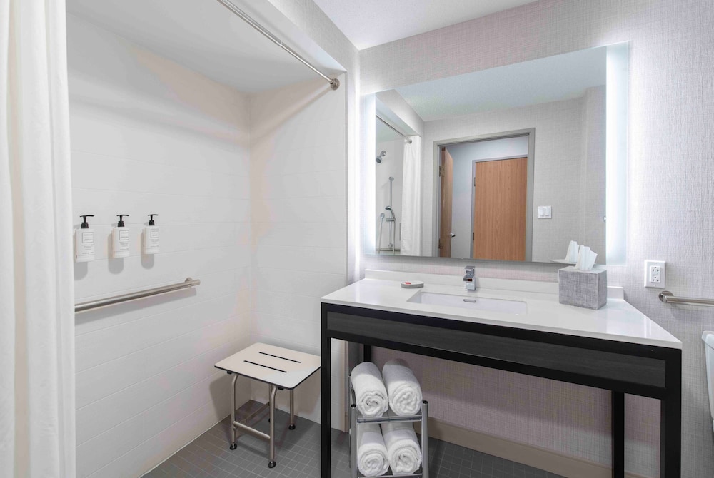 Deluxe Room, 2 Queen Beds, Roll-In Shower, Non Smoking