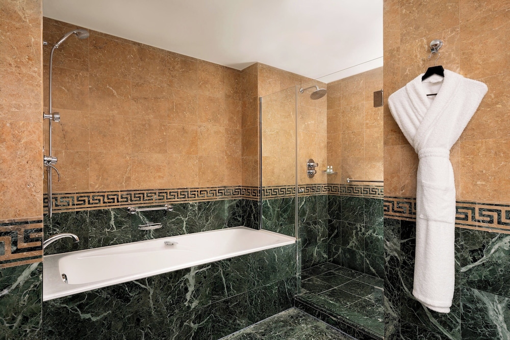 Junior Suite, 1 King Bed, Lake View