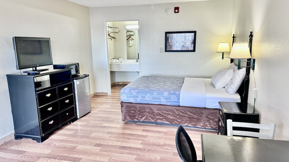 Basic Single Room, 1 Queen Bed, Smoking photo 1