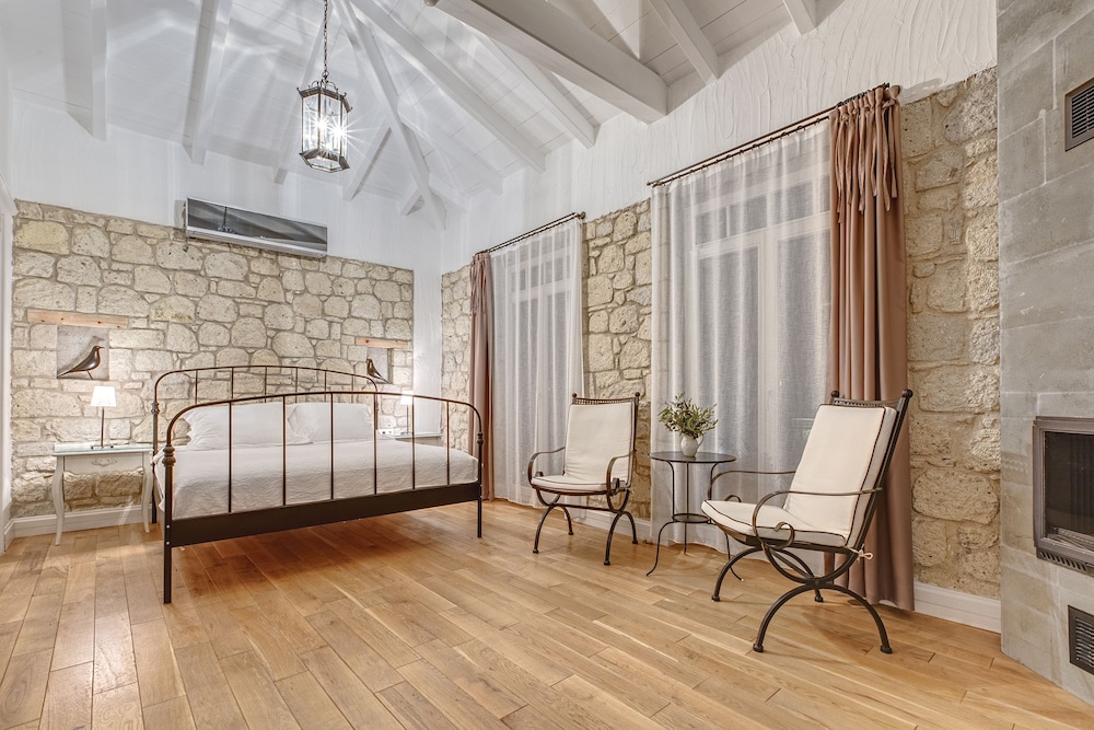 Deluxe Studio Suite, Fireplace